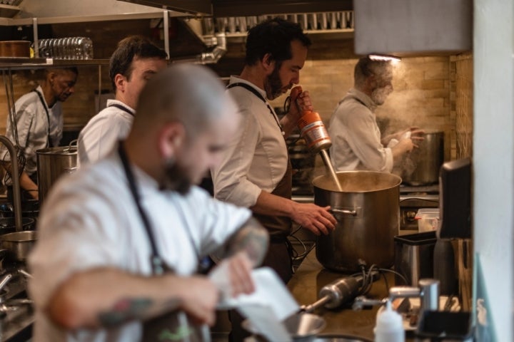 Una gran cocina vista separa los dos ambientes del restaurante.