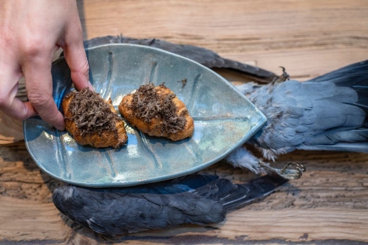 Croissant de paloma torcaz, guisada con un poco de pacharán, trompetas de la muerte y trufa rallada.