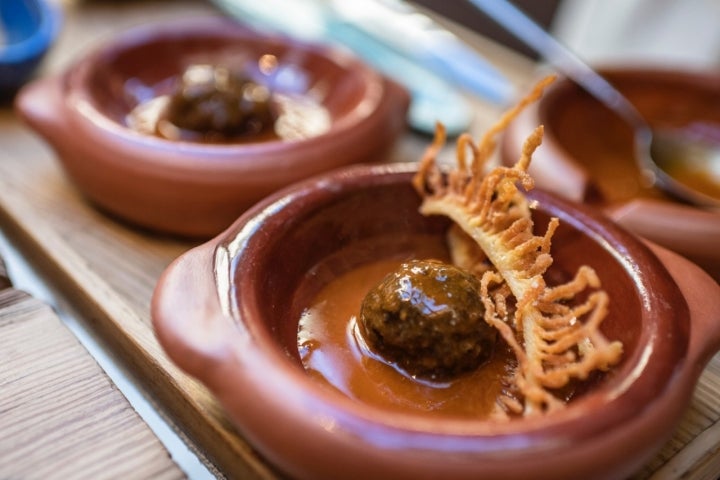 Albóndiga de callos con librillo frito.