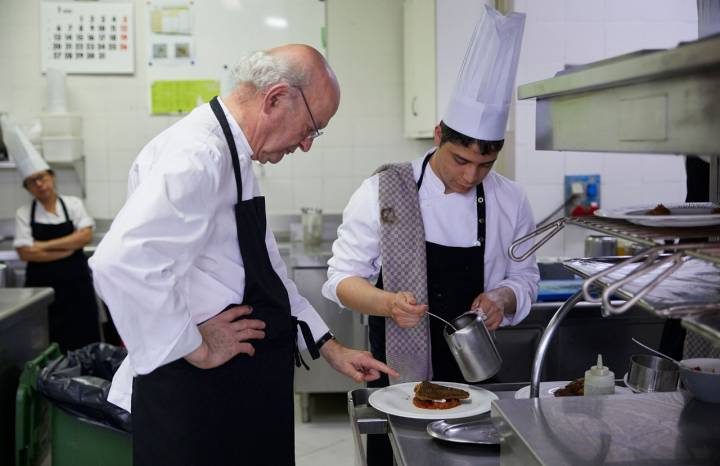 Josep Subirós supervisa todos los platos que salen de cocina y con su discreción está atento a todo lo que pasa.