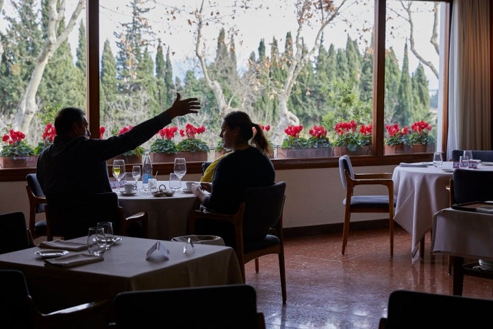 Comer con vistas al campo del Empordà, una experiencia muy agradable.