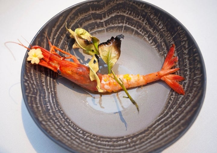 Las gambas rojas, de la Bahía de Jávea, frita con hojas de naranjo fritas.