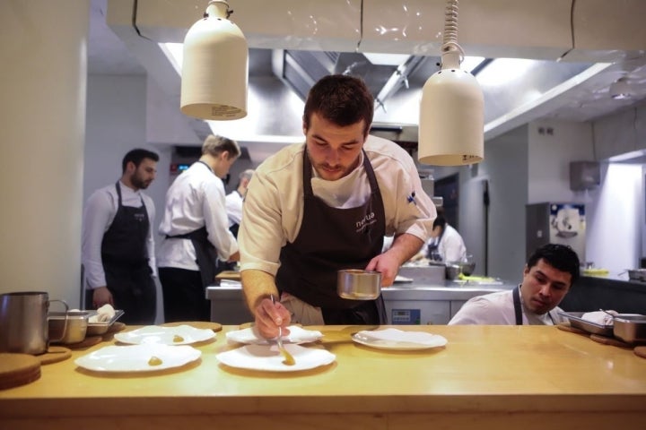 El equipo del restaurante Nerua emplatando en la cocina (Bilbao).