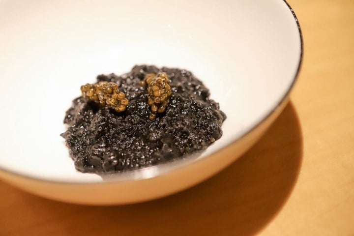 Plato de sopa de pan sopako, salsa negra y caviar del restaurante Nerua.