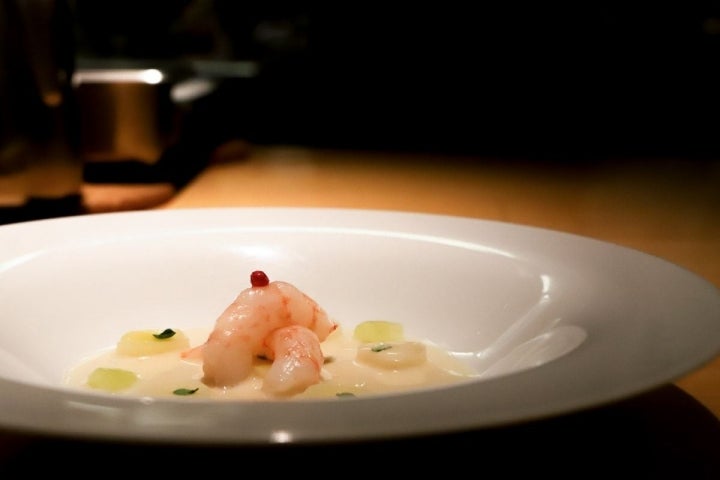 Plato de puerros y quisquillas salteadas, uva y fondo de pescado.