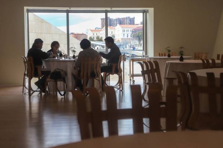 Una mesa llena de comensales en el interior del restaurante Nerua.