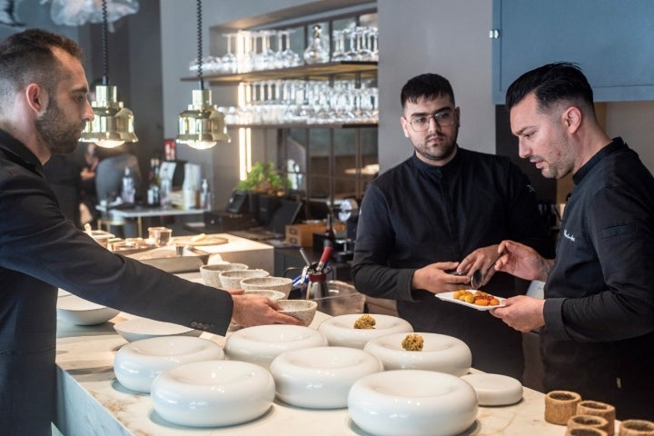 En la gran barra de mármol del restaurante preparan el 80% de los platos.