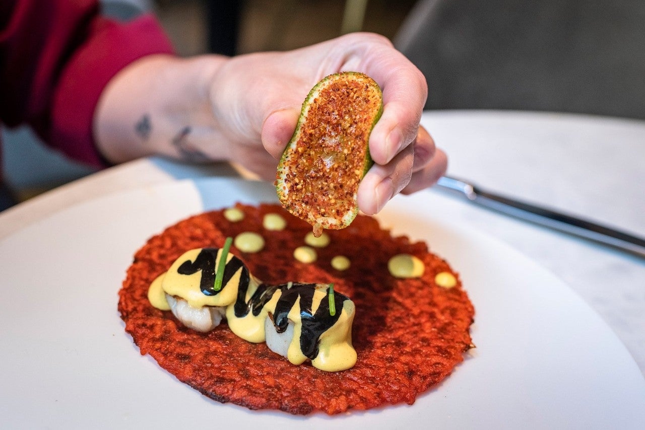 Socarrat de arroz de carabinero y vieiras tostadas en mantequilla.