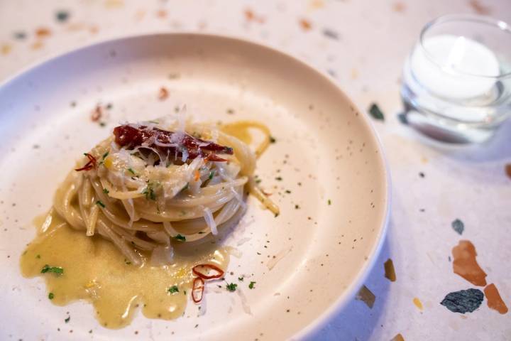 Spaghetti al dente envueltos en un sofrito de ajo, guindilla y anchoa.