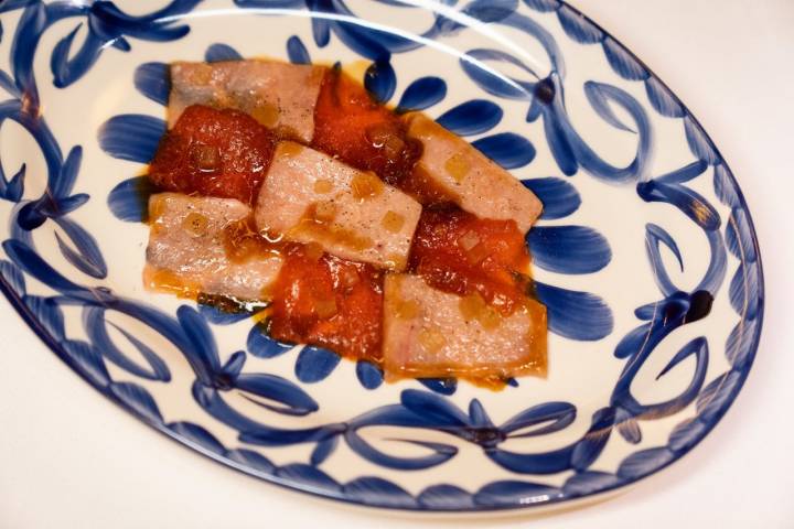 Carpaccio de ventresca de atún rojo y sandía con salsa de vitel toné.