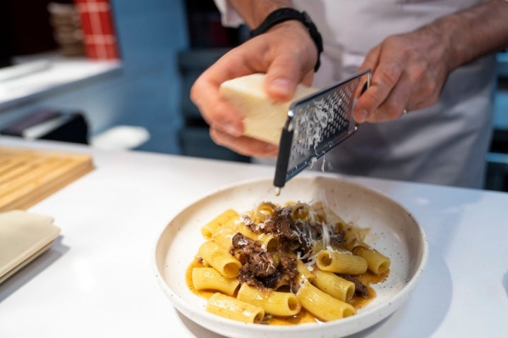 Rigatoni con ragú genovese: lleva estofado de ternera y cebolla guisada. Es un plato típico de la Campana, en Calabria.