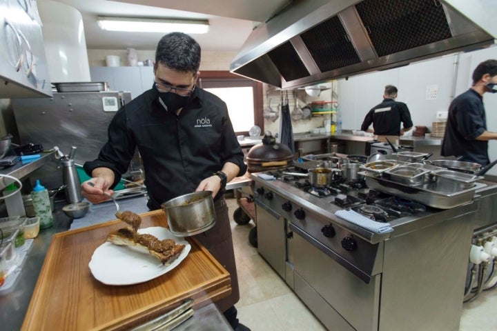 Jorge siempre le pide al carnicero tuétanos que entren en el plato.