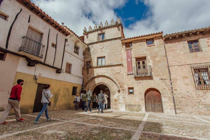 El restaurante se encuentra en La Casa del Doncel, en pleno barrio medieval de Sigüenza.