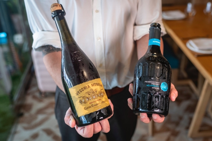 La carta de vinos hace alarde de Italia y el Mediterráneo.
