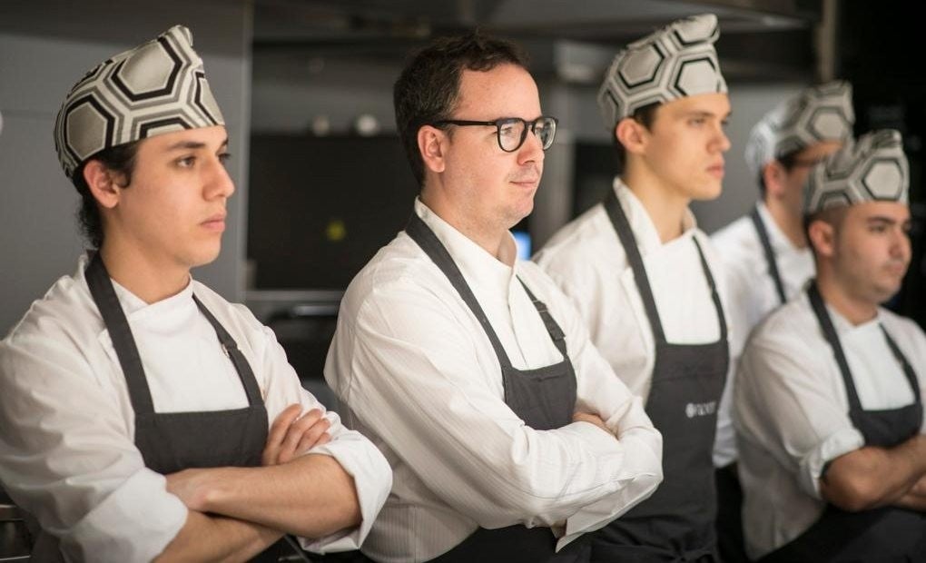 El chef Paco Morales, al frente de Noor, en la reunión antes del servicio.