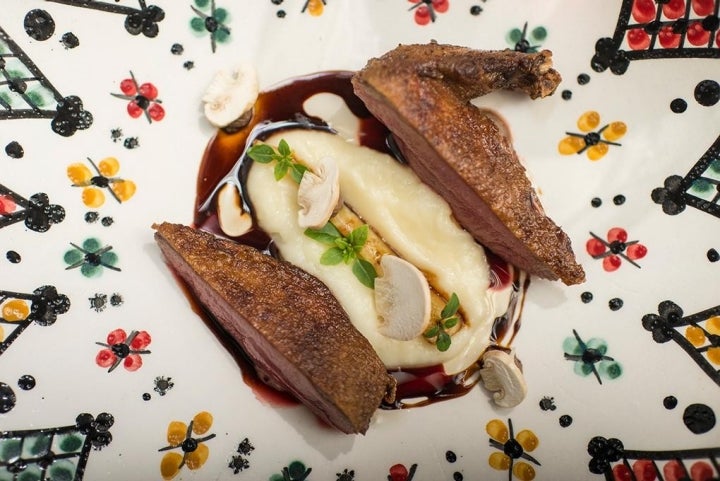 Pichón asado y reposado con chirivía tostada y aceite de Argán.