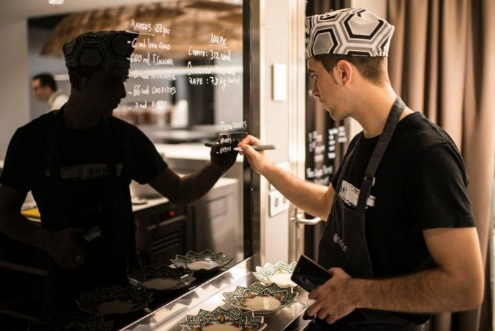 Apuntando los ingredientes necesarios para elaborar cada plato.