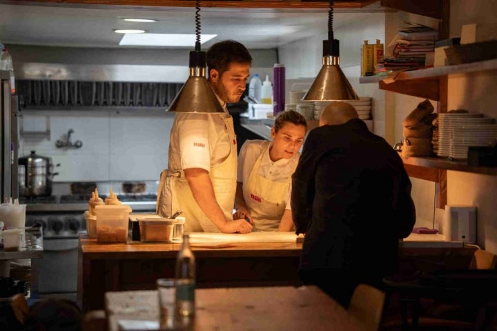 Los cocineros en la cocina abierta del restaurante.
