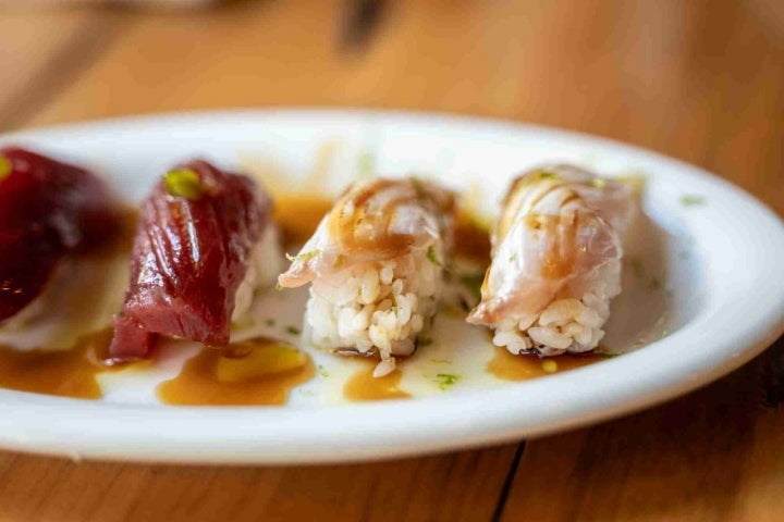 Nigiri de hamachi y de atún.
