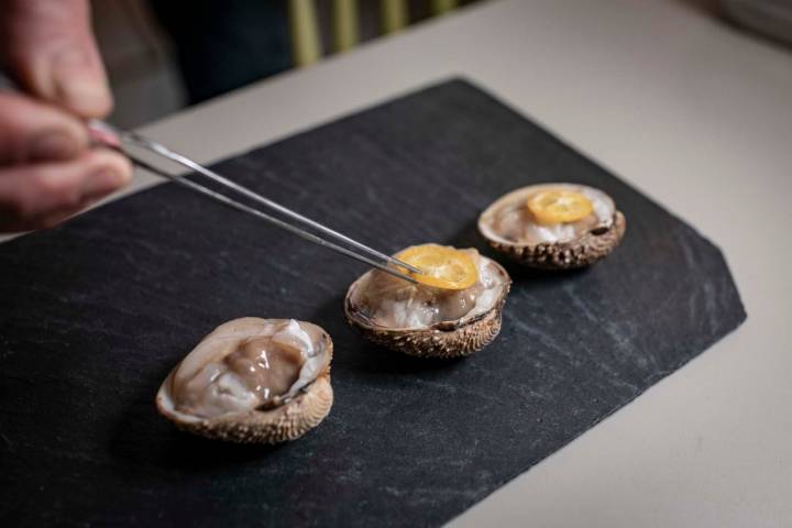 El sabor del carneiro con rodaja de kumquat tiene la elegancia salvaje de la ostra.