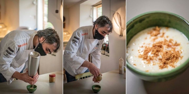 Roberto montando la crema de patata ahumada con guiso de trompetas y huevo a baja temperatura.