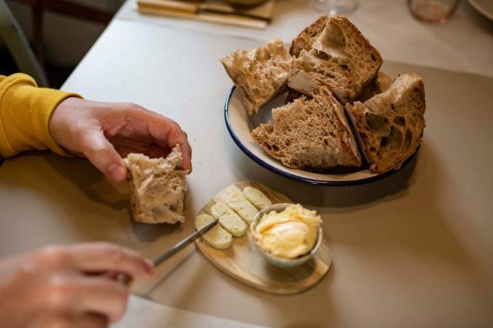 Un adictivo pan que elabora un panadero vecino con queso y mantequilla de trufa.