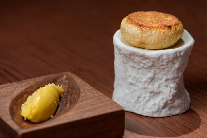 El aperitivo del menú cerrado: pan de mateca de 'Pan de Moa' con mantequilla ahumada.