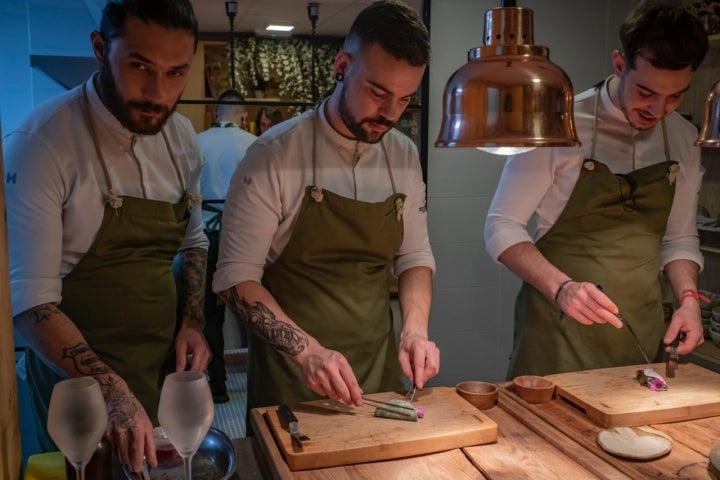 Nico Sabogal, Toni Serrano y Juan Sahuquillo en cocina.