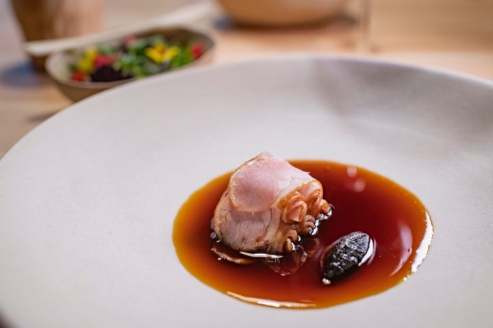 Cabrito celtibérico, pasta sabrosa y hierbas escarchadas