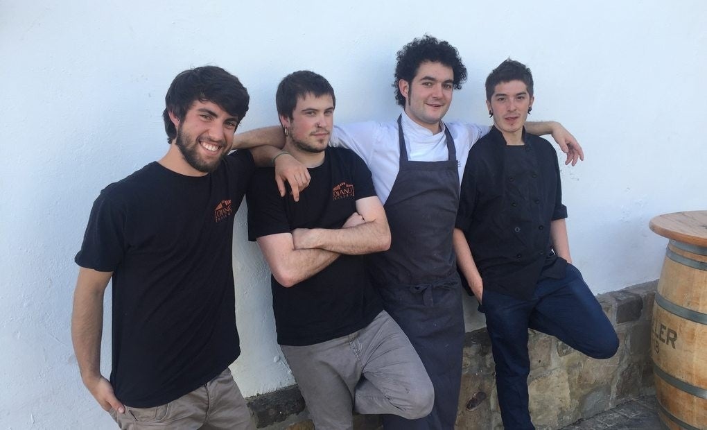 El caserio rescatado por cuatro cocineros noveles El caserio rescatado por cuatro cocineros noveles