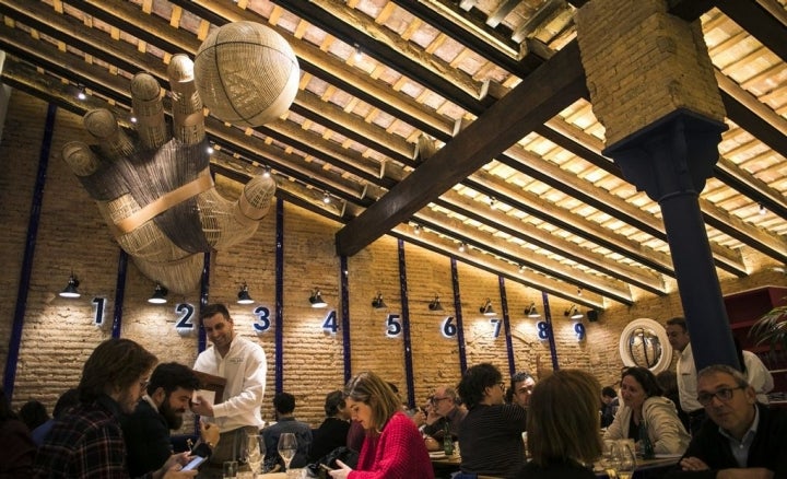 Un clásico del centro de Valencia que recupera deporte y gastronomía autóctona.