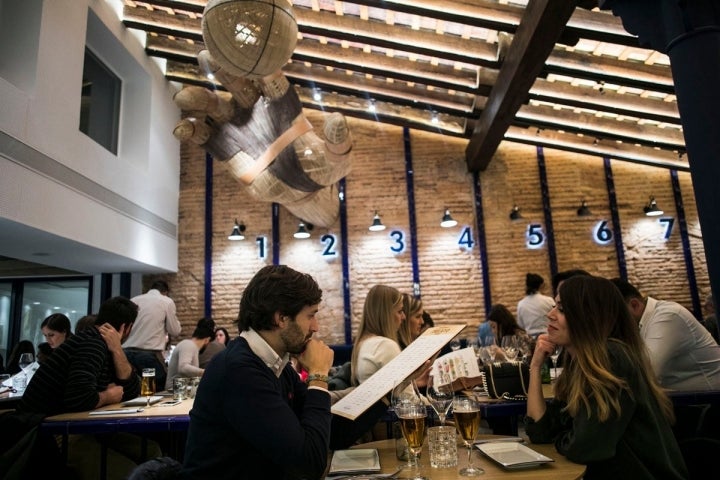 El artesonado de madera a dos aguas del techo da al nuevo restaurante un encanto especial.