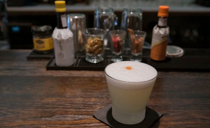 Uno no puede salir de aquí sin tomar un pisco sour.