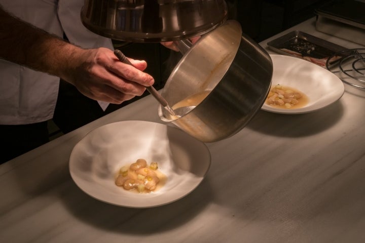 Preparando el plato de judiones de la Granja.