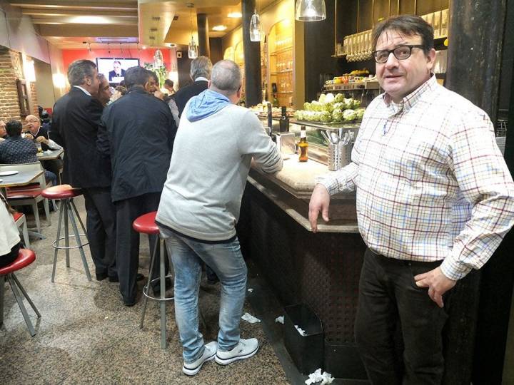 Paco García, junto a la barra siempre llena de su restaurante. Foto: Javier D. Murillo.
