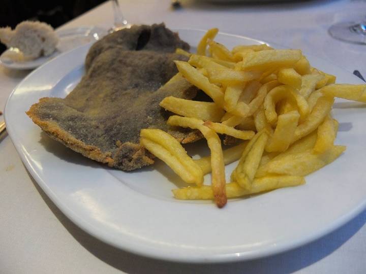 Escalope de ternera con patatas fritas. Foto: Javier D. Murillo