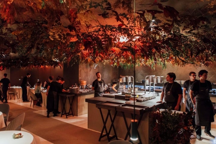 Muchos de los platos se terminan frente al comensal, en la cocina vista del restaurante.