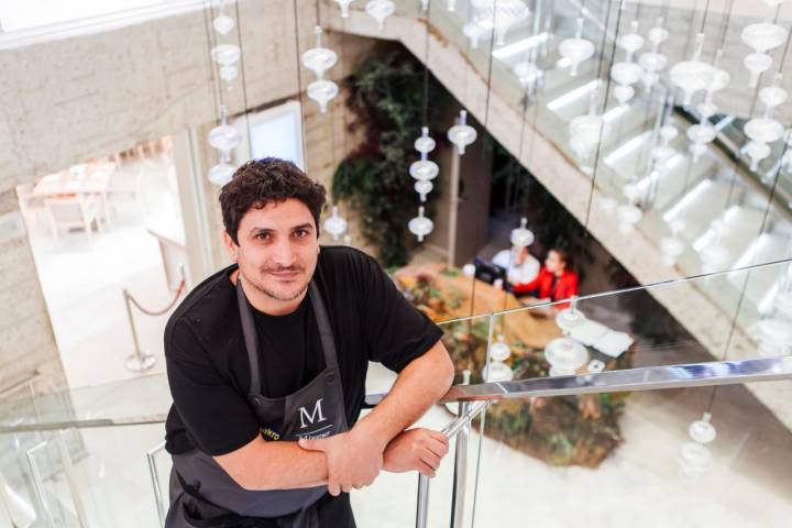 Mauro posa junto a la entrada del restaurante, en el subsuelo del 'Hotel NH Collection Eurobuilding' de Madrid.