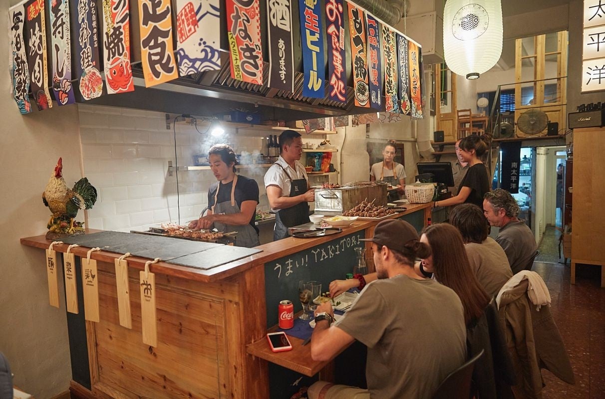 Ambiente en la barra del restaurante pop up de parrilla japonesa del chef Aitor Olabegoya en Poble Sec (Barcelona).