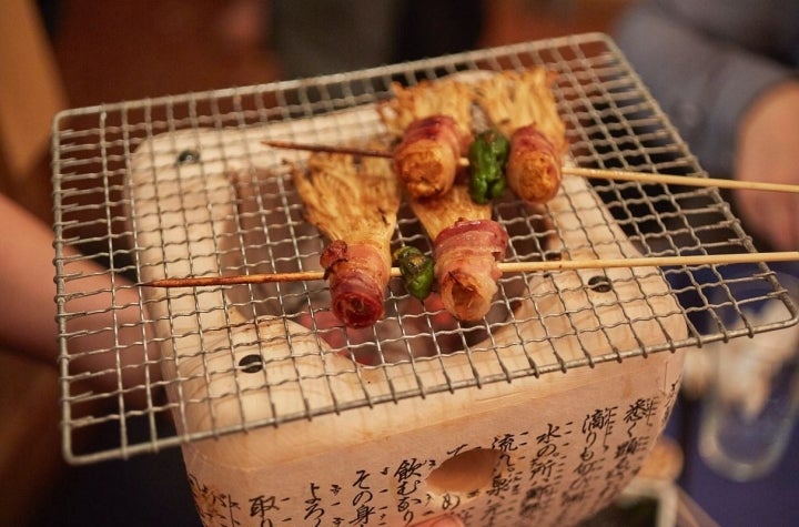 Sobre este recipiente con rejilla portátil se terminan de hacer las brochetas en el restaurante pop up del chef Aitor Olabegoya, en Poble Sec (Barcelona).