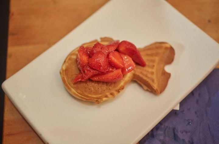 Postre de taiyaki con vinagreta de fresas del restaurante pop up de Aitor Olabegoya en el Poble Sec (Barcelona).