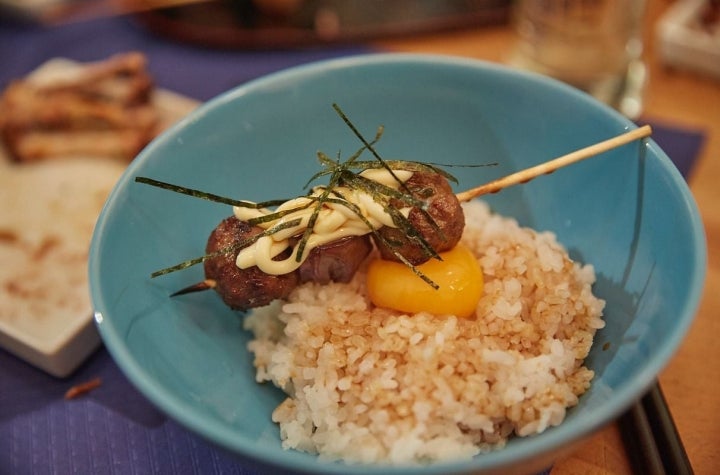 Plato de arroz y txukune y albóndigas de pollo con huevo del restaurante pop up del chef Aitor Olabegoya, en Poble Sec (Barcelona).