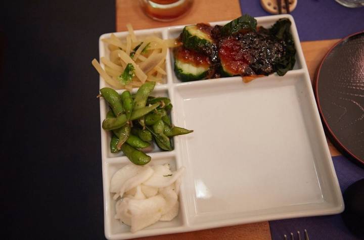 El tsukemono o cuatro tipos de encurtidos japoneses que acompañarán a la carne en el restaurante pop up del chef Olabegoya en Poble Sec (Barcelona).