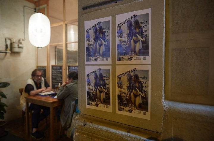 Un cartel en la entrada del restaurante pop up del chef Aitor Olabegoya anima a venir el fin de semana a Poble Sec (Barcelona).