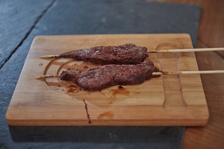 Una brocheta de carne wagyu del restaurante pop up del chef Aitor Olabegoya en Poble Sec (Barcelona).