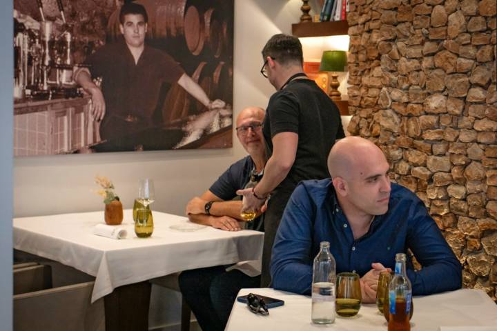 Retrato del abuelo de Miguel en el comedor del restaurante Por Herencia (Murcia)