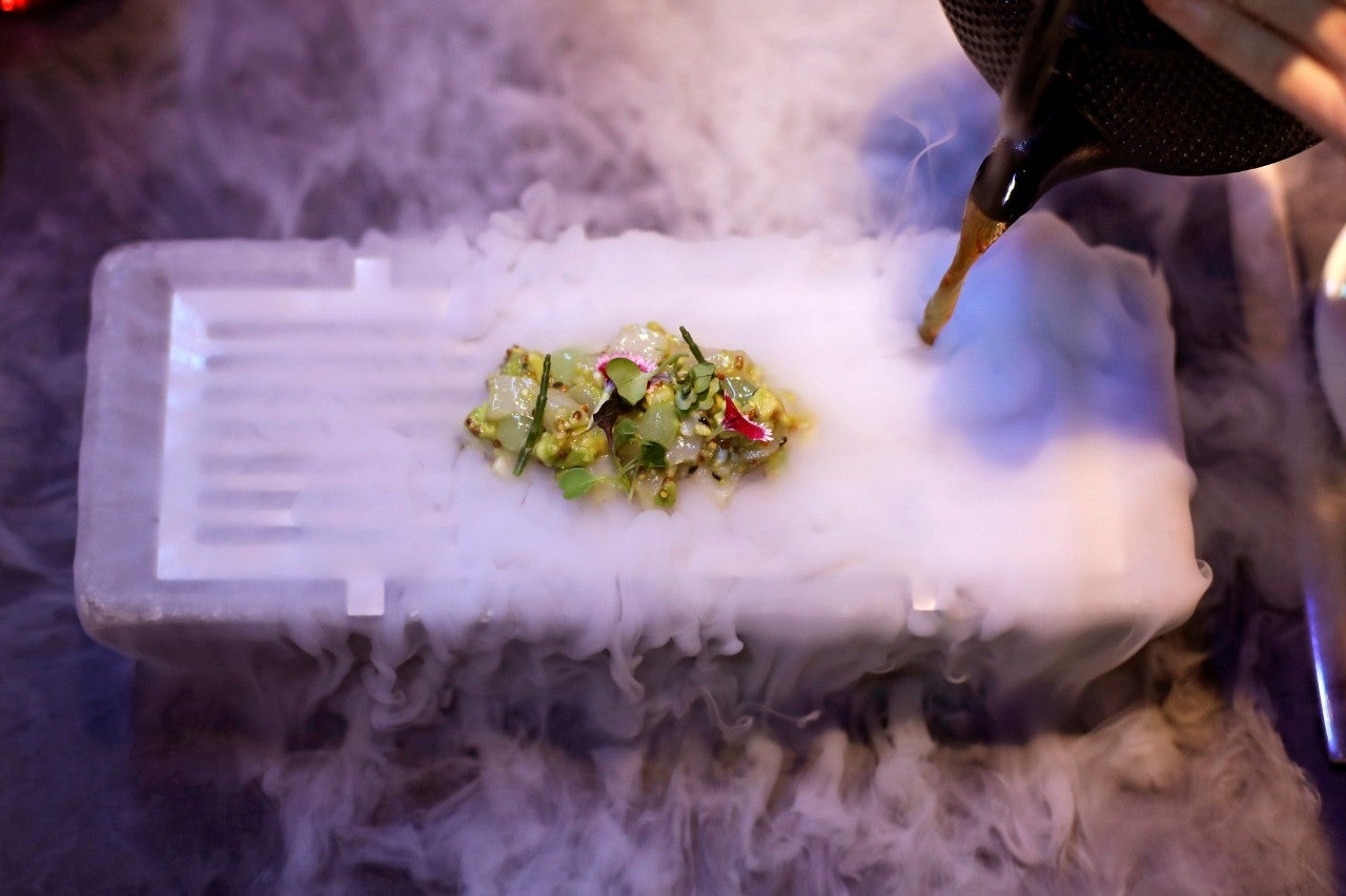 El tartar de vieira y niebla de té es uno de los platos más visuales de Unai Campo.