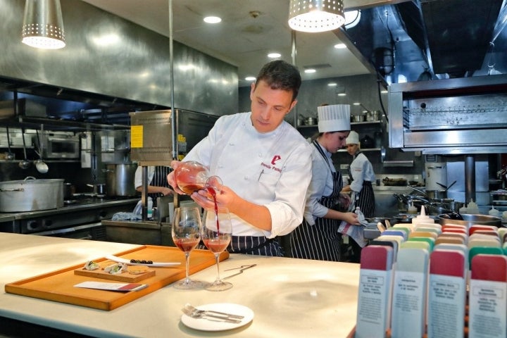 Restaurante 'El Portal de Echaurren'. Francis Paniego sirviendo la 'infusión en frío' de frutas rojas, uvas, romero, tomillo y menta