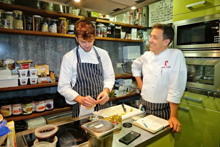 Restaurante 'El Portal de Echaurren'. Francis Paniego junto a Pol Contreras, responsable del taller de creatividad