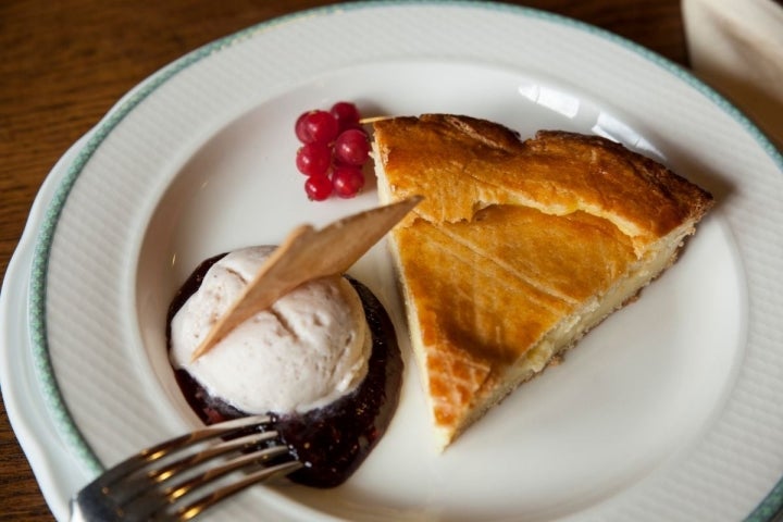 No podía faltar de postre el pastel vasco (este con helado de cereza).